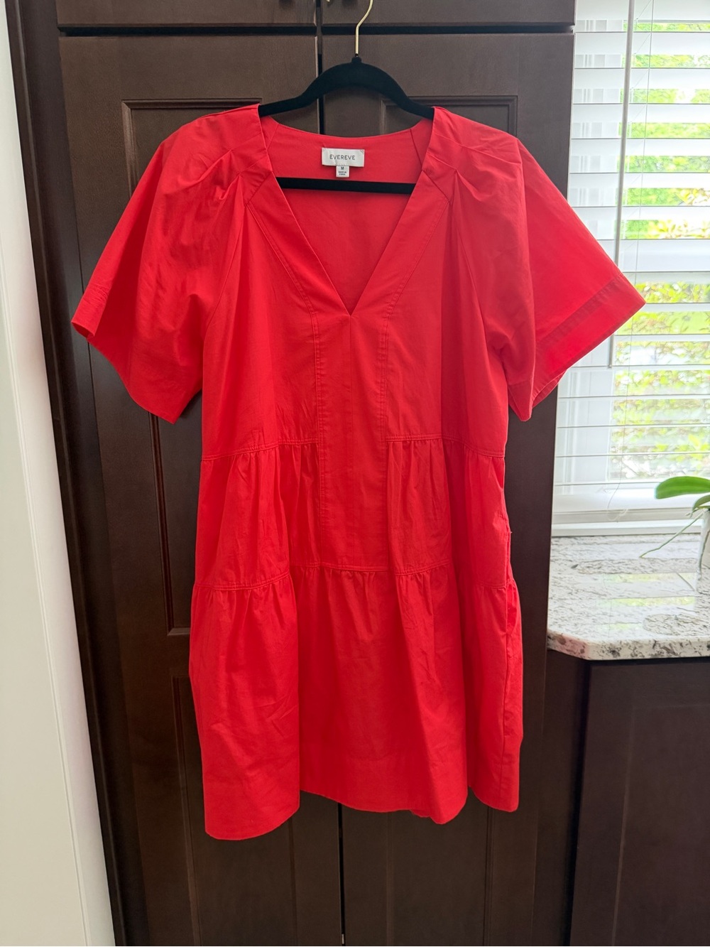 Evereve Ashlyn Shift Dress V-Neck Tiered Dress size medium